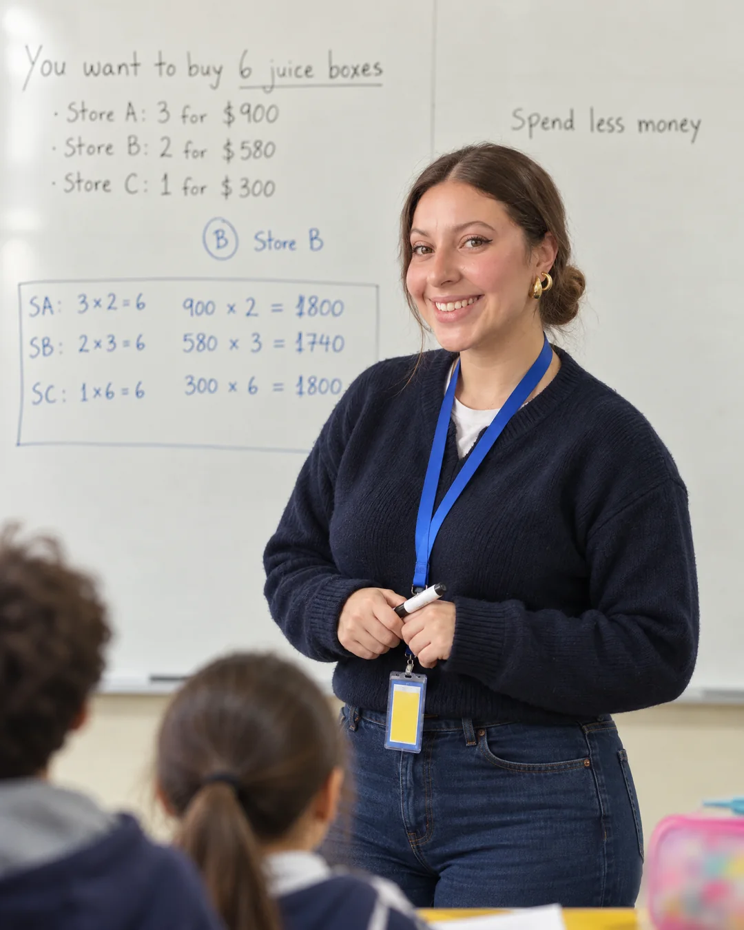Isidora Benito (Miss Isi) de frente, explicando una clase de matemáticas frente a la pizarra